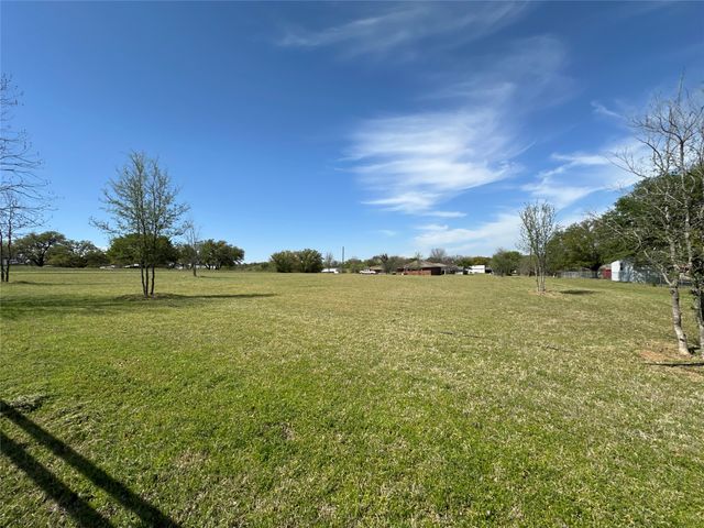 913 E Cedar Avenue, Comanche, TX 76442
