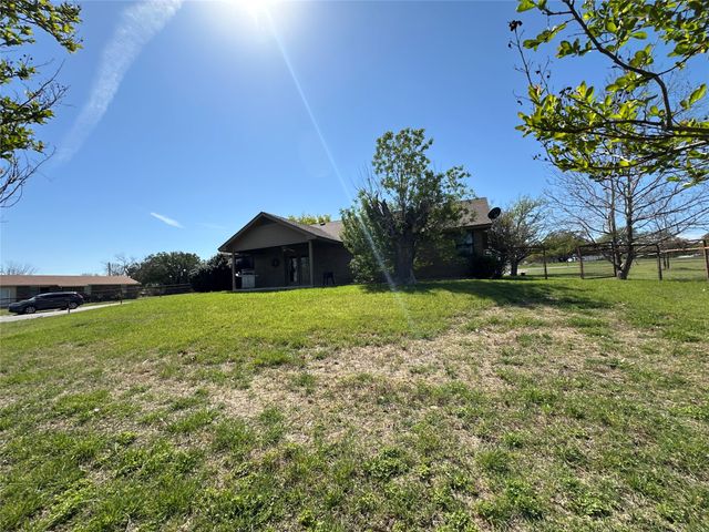 913 E Cedar Avenue, Comanche, TX 76442