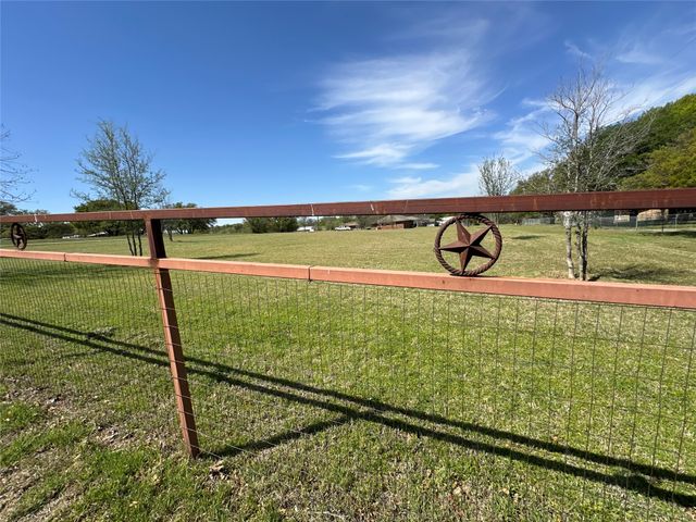 913 E Cedar Avenue, Comanche, TX 76442