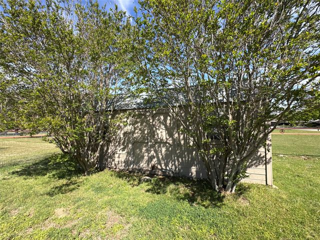 913 E Cedar Avenue, Comanche, TX 76442