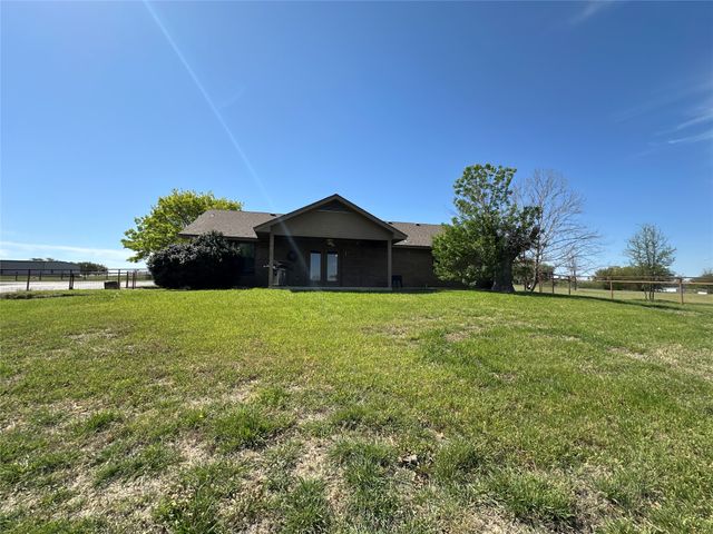 913 E Cedar Avenue, Comanche, TX 76442
