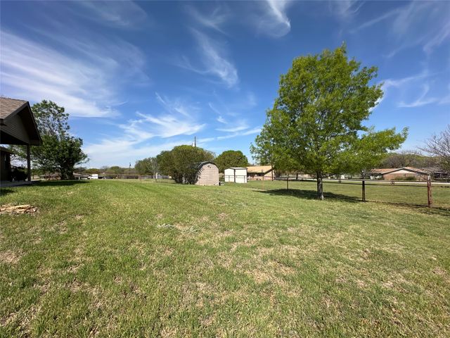 913 E Cedar Avenue, Comanche, TX 76442
