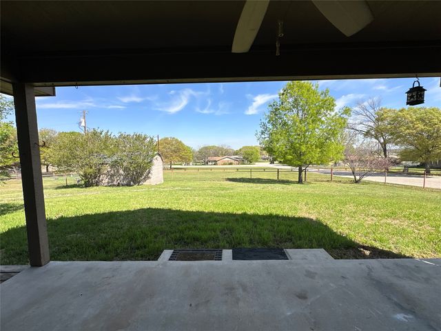 913 E Cedar Avenue, Comanche, TX 76442