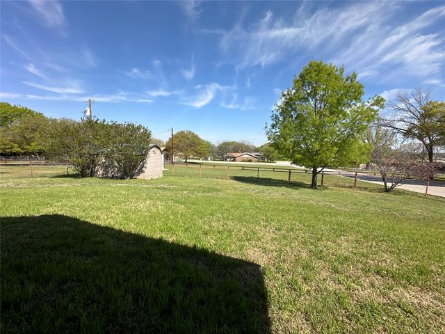 913 E Cedar Avenue, Comanche, TX 76442