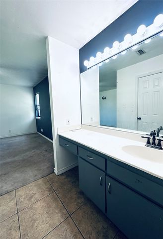 913 E Cedar Avenue, Comanche, TX 76442