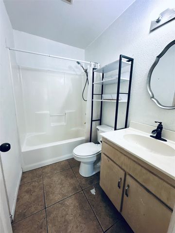 913 E Cedar Avenue, Comanche, TX 76442