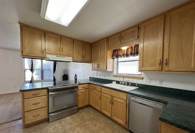 913 E Cedar Avenue, Comanche, TX 76442