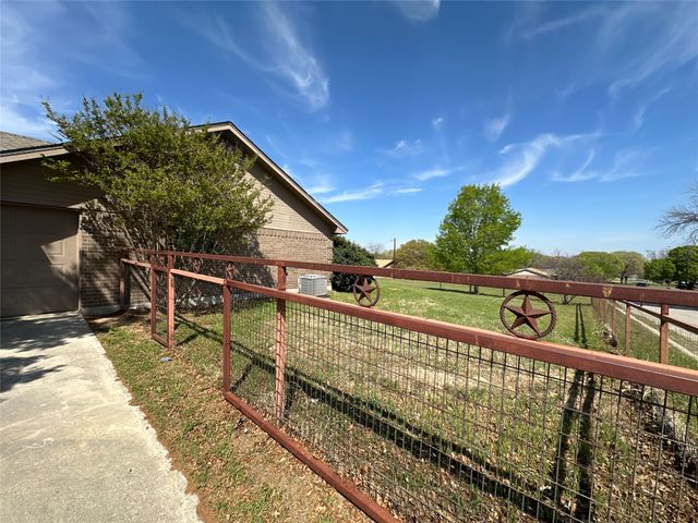 913 E Cedar Avenue, Comanche, TX 76442