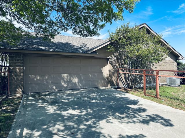 913 E Cedar Avenue, Comanche, TX 76442