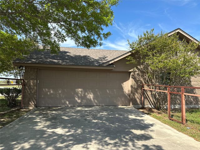 913 E Cedar Avenue, Comanche, TX 76442