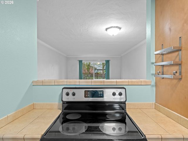 9333 N LOMBARD St, Portland, OR 97203