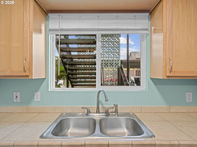 9333 N LOMBARD St, Portland, OR 97203