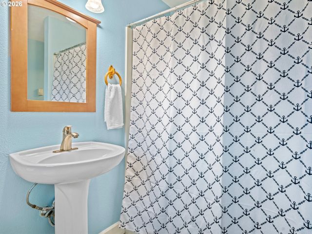 9333 N LOMBARD St, Portland, OR 97203