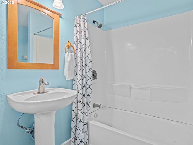 9333 N LOMBARD St, Portland, OR 97203