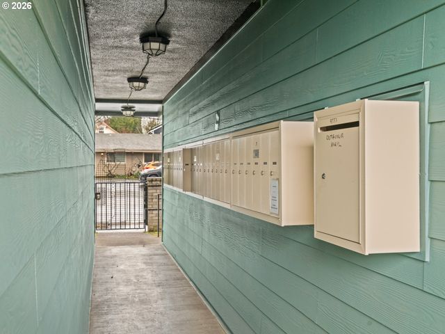 9333 N LOMBARD St, Portland, OR 97203