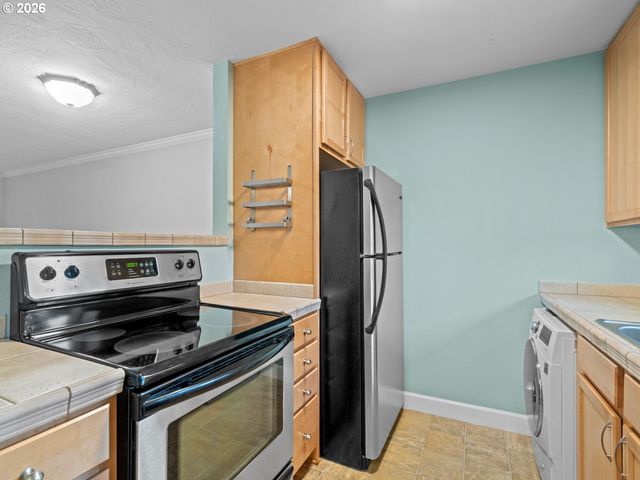 9333 N LOMBARD St, Portland, OR 97203