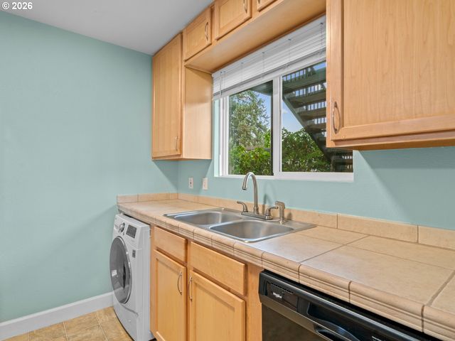 9333 N LOMBARD St, Portland, OR 97203