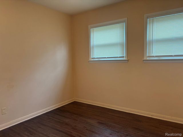 23071 Ithaca Street, Oak Park, MI 48237