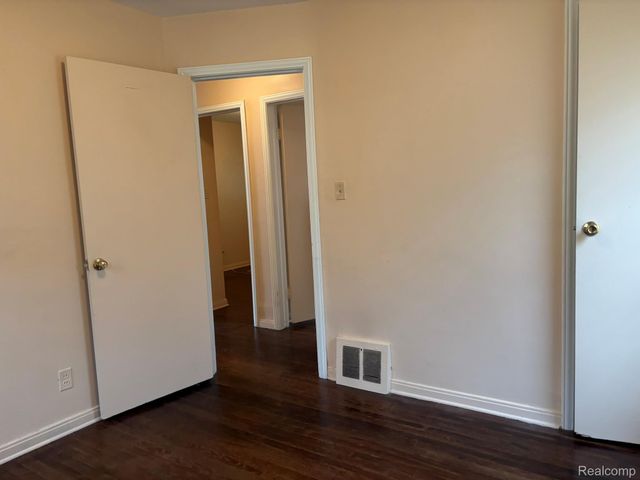 23071 Ithaca Street, Oak Park, MI 48237