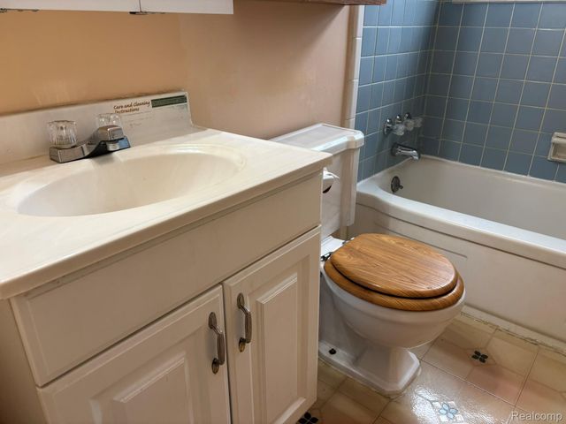 23071 Ithaca Street, Oak Park, MI 48237