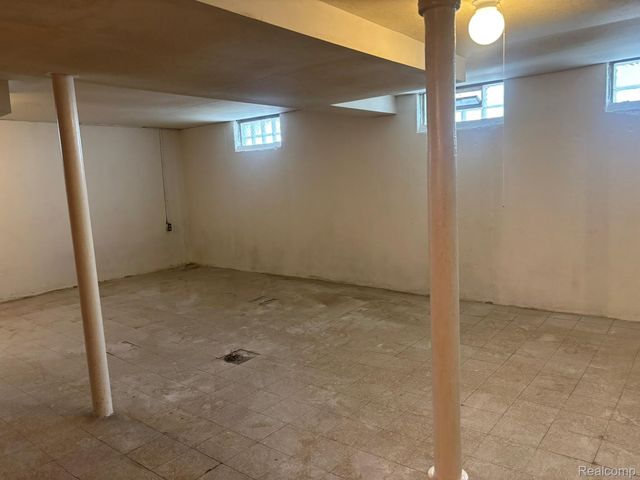 23071 Ithaca Street, Oak Park, MI 48237