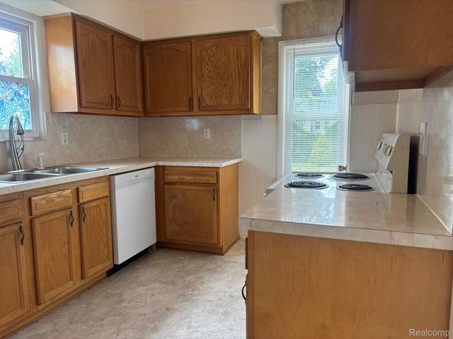 23071 Ithaca Street, Oak Park, MI 48237