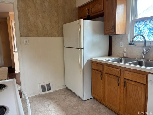 23071 Ithaca Street, Oak Park, MI 48237