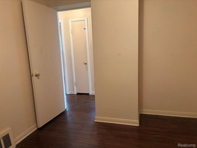 23071 Ithaca Street, Oak Park, MI 48237