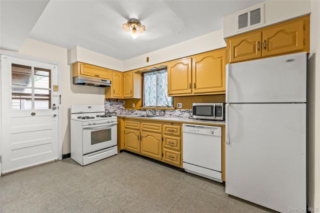 63 Bar Beach Road, Port Washington, NY 11050