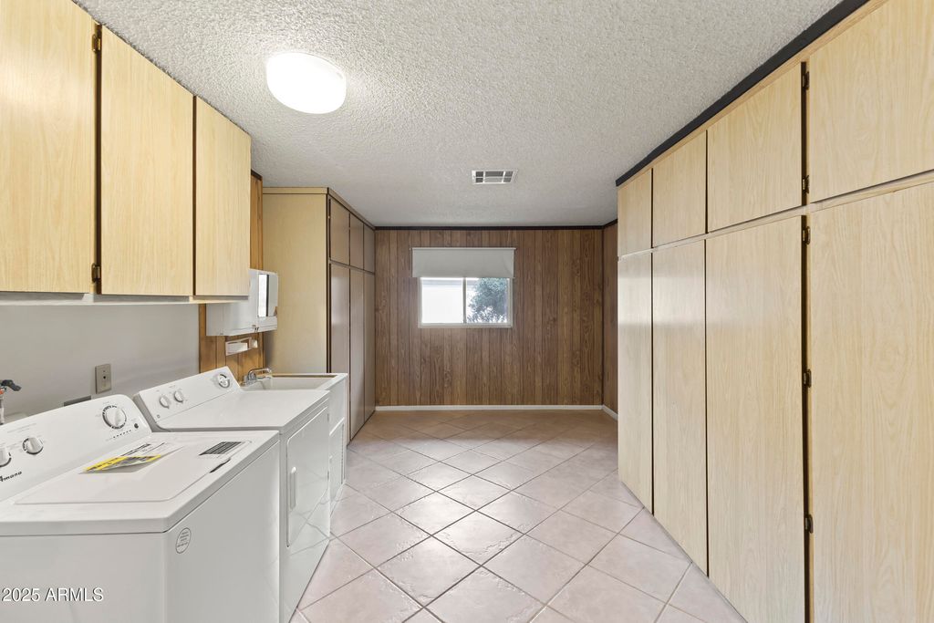 Image 15 of property listing at 12418 N VISTA GRANDE Court, Sun City, AZ 85351