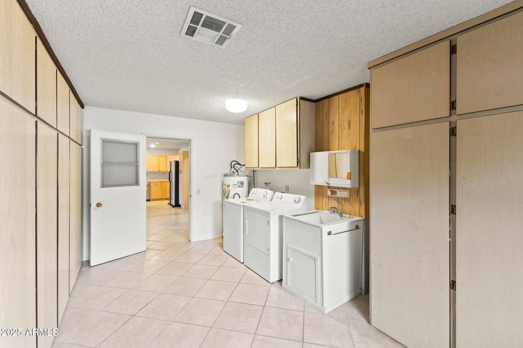 Image 16 of property listing at 12418 N VISTA GRANDE Court, Sun City, AZ 85351