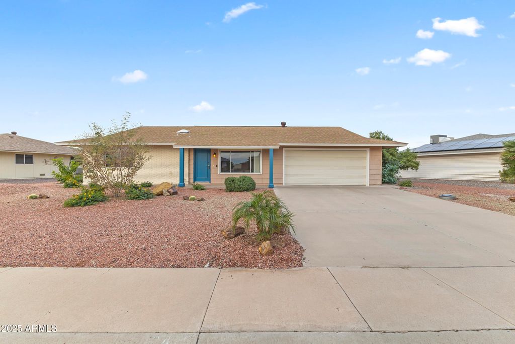 Image 2 of property listing at 12418 N VISTA GRANDE Court, Sun City, AZ 85351