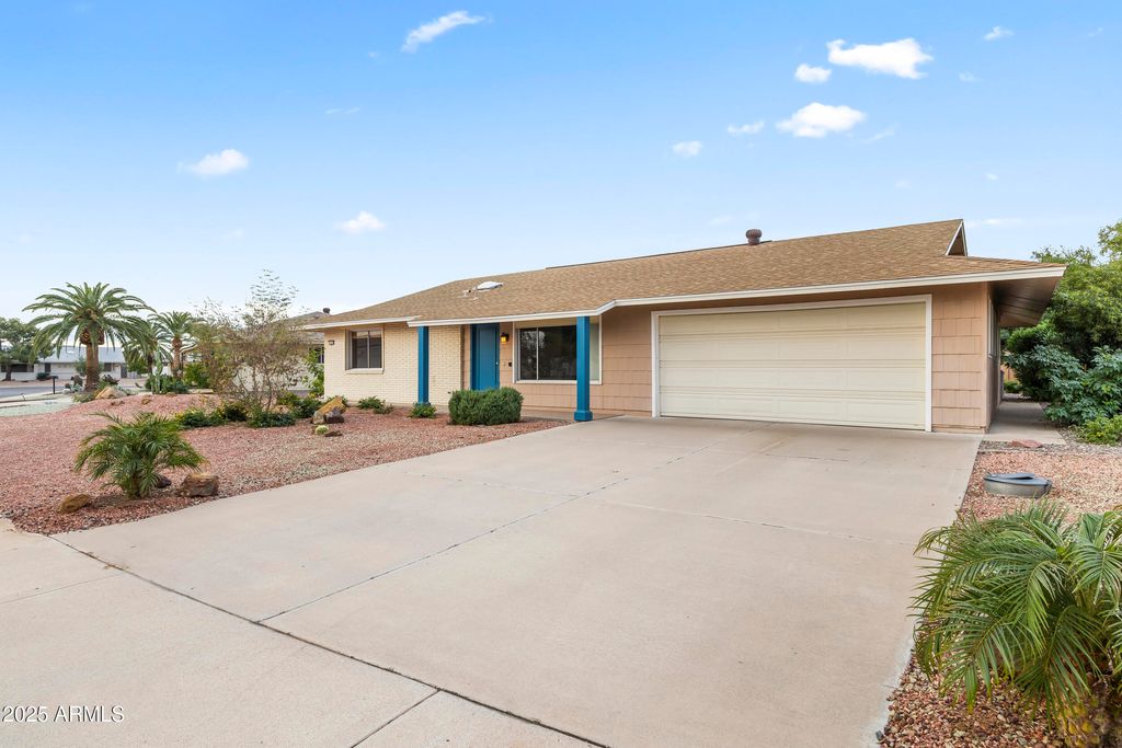 Image 3 of property listing at 12418 N VISTA GRANDE Court, Sun City, AZ 85351