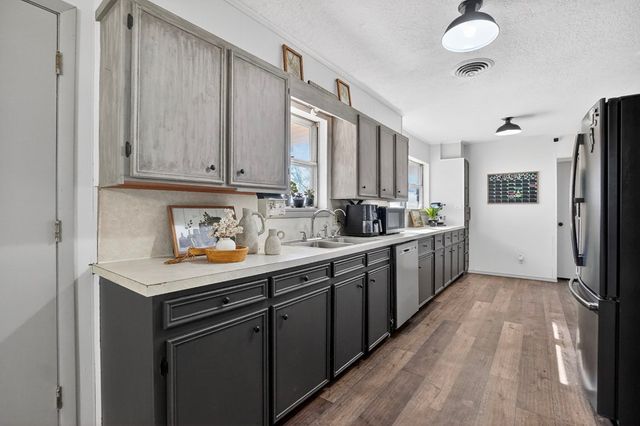 16064 N Sunflower Ave, Gardendale, TX 79758