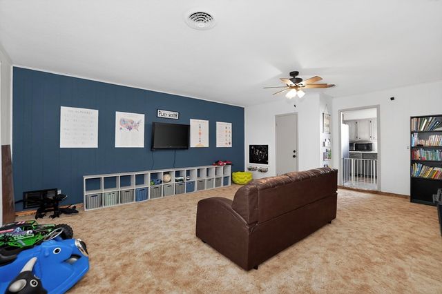 16064 N Sunflower Ave, Gardendale, TX 79758