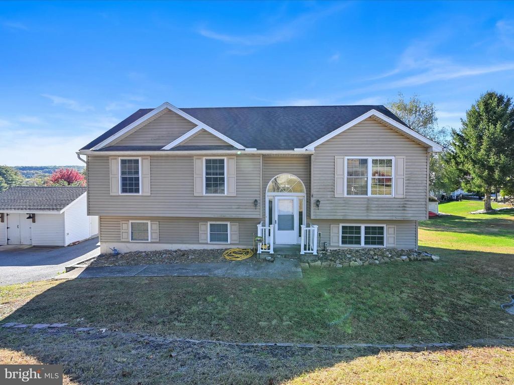 1708 SITTING BULL DR, Auburn, PA 17922
