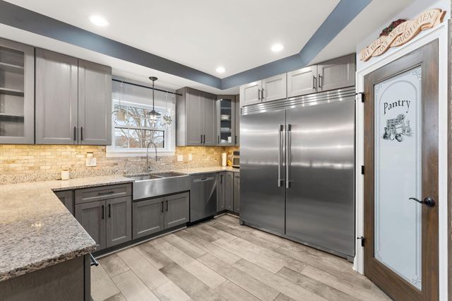 202 Oakridge Court, Valparaiso, IN 46385