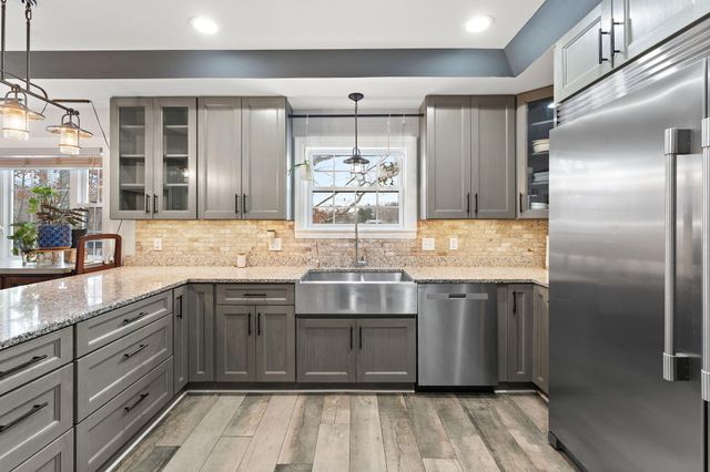 202 Oakridge Court, Valparaiso, IN 46385