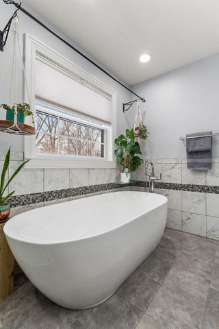 202 Oakridge Court, Valparaiso, IN 46385