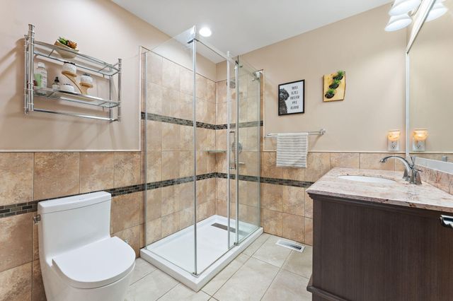 202 Oakridge Court, Valparaiso, IN 46385