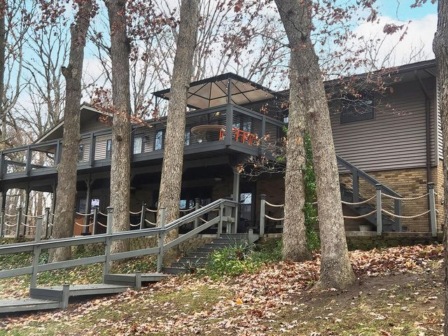 202 Oakridge Court, Valparaiso, IN 46385