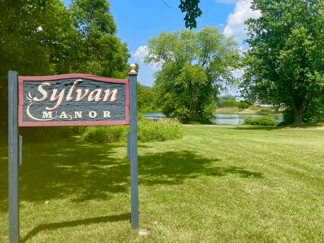 202 Oakridge Court, Valparaiso, IN 46385