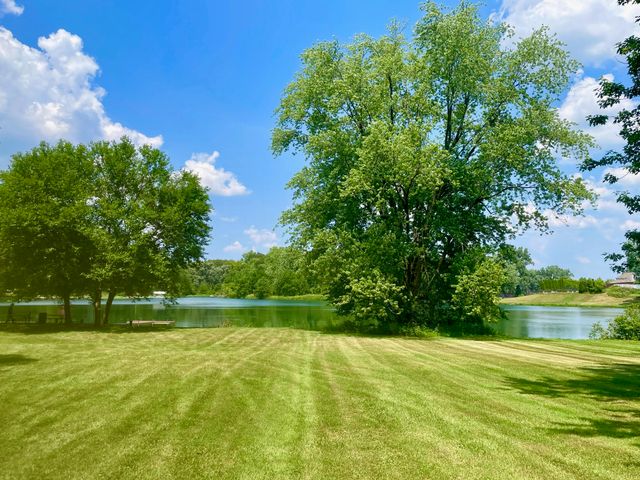 202 Oakridge Court, Valparaiso, IN 46385