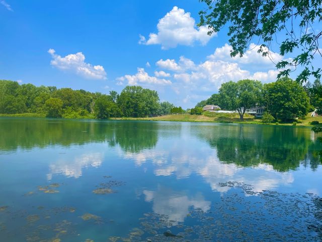 202 Oakridge Court, Valparaiso, IN 46385