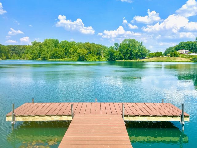 202 Oakridge Court, Valparaiso, IN 46385