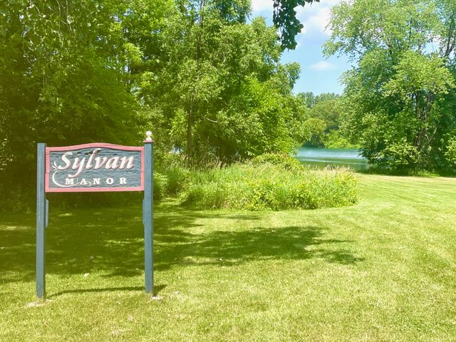 202 Oakridge Court, Valparaiso, IN 46385