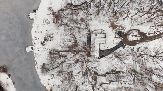 202 Oakridge Court, Valparaiso, IN 46385