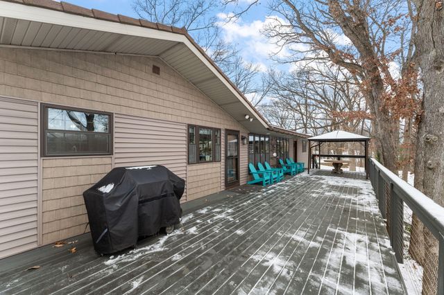 202 Oakridge Court, Valparaiso, IN 46385