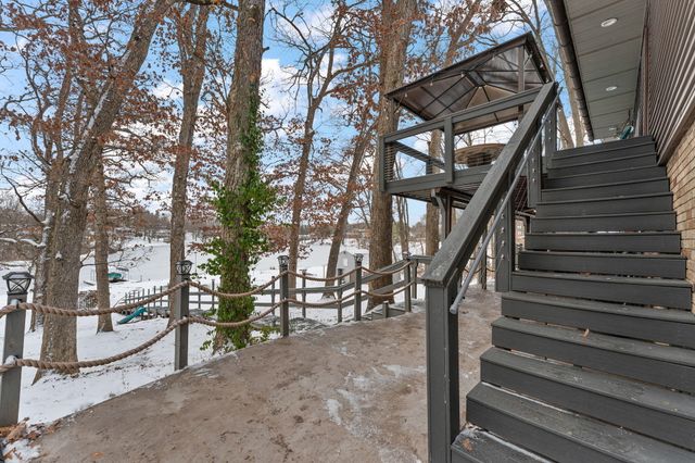 202 Oakridge Court, Valparaiso, IN 46385