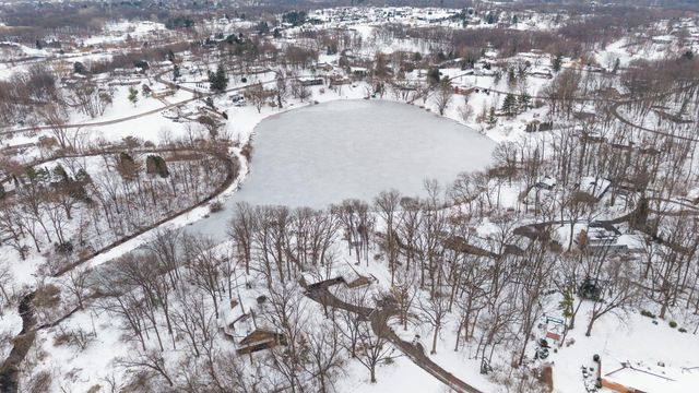 202 Oakridge Court, Valparaiso, IN 46385